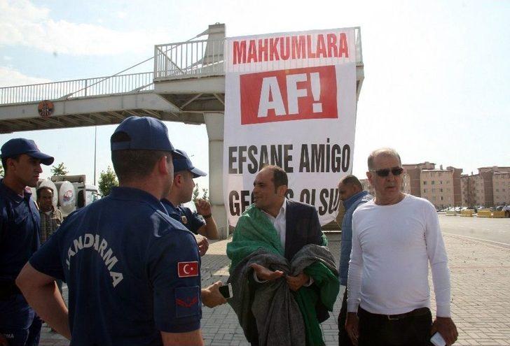 Cezaevinden Tahliye Olan Amigoya Pankartlı, Davullu, Zurnalı Karşılamaya Jandarma Engeli G2