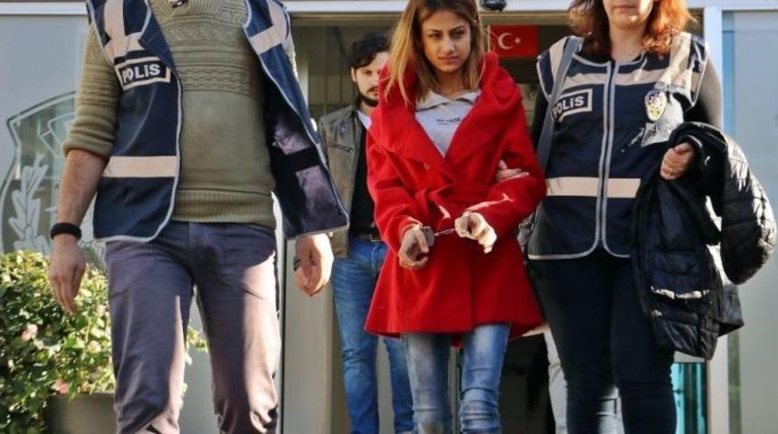 Erkek Kılığına Giren Kız Kardeşler, Motosikletle Kadınları Gasp Etti