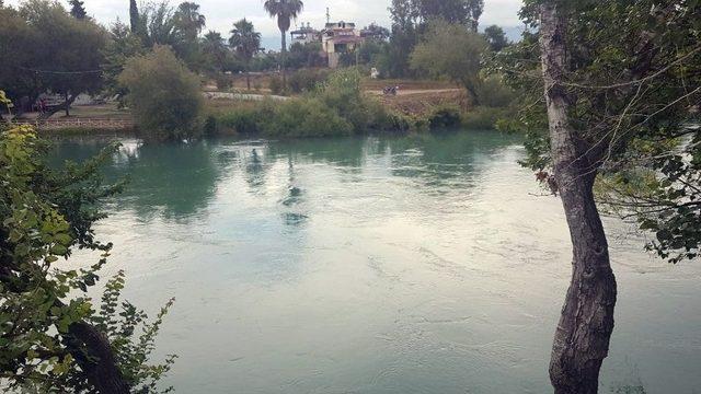 Manavgat Irmağı’na Giren Genç Akıntıya Kapıldı