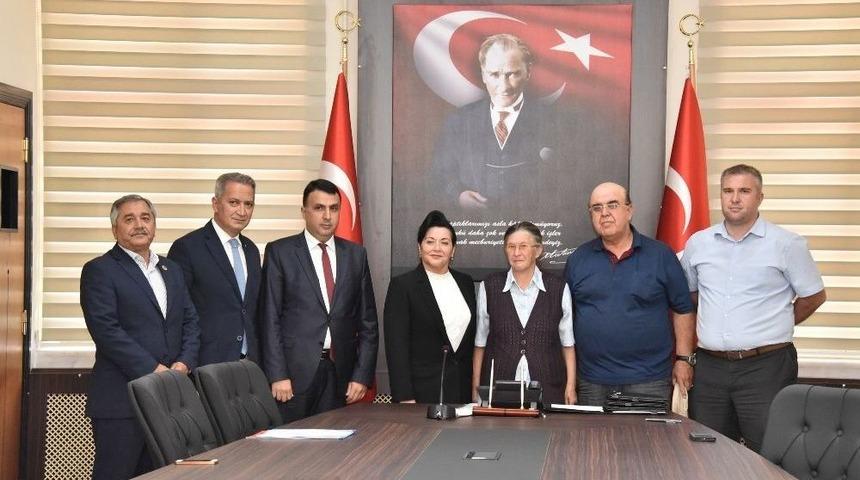 &Ouml;zalp Ailesi Okul Yapılması İ&ccedil;in Arsa Bağışında Bulundu