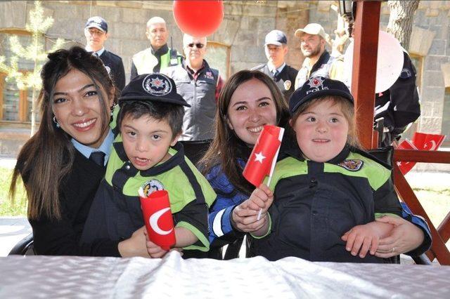 Kars’ta Polis Haftasında Engelli Çocuklar Unutulmadı