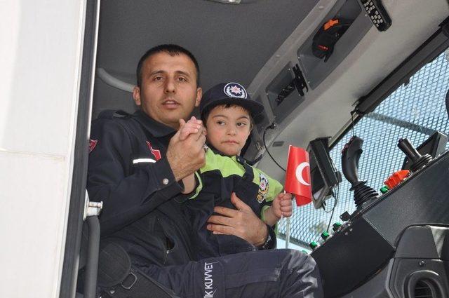 Kars’ta Polis Haftasında Engelli Çocuklar Unutulmadı