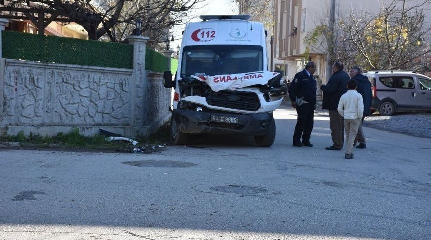 Hasta Almaya Giden Ambulans Kamyonetle &Ccedil;arpıştı