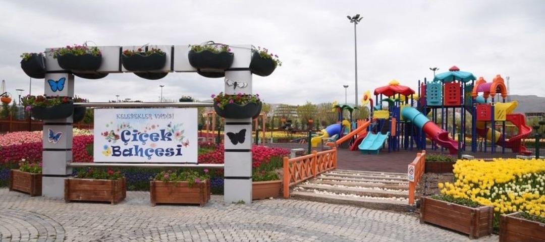 Sel&ccedil;uklu &Ccedil;i&ccedil;ek Bah&ccedil;esinde Lale Zamanı