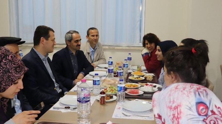 &Uuml;rkmezer, &Ouml;ğrencilerle İftarda Buluştu