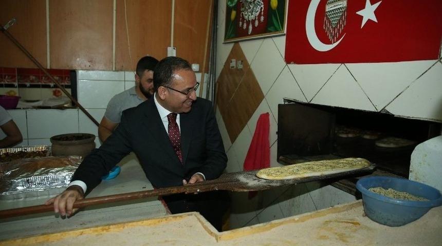 Başbakan Yardımcısı Bozdağ, Ramazan Pidesi Pişirdi