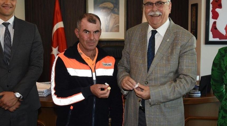 T&uuml;rk Bayrağını &Ccedil;&ouml;pten Alan İş&ccedil;i &Ouml;d&uuml;llendirildi