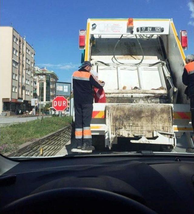 Türk Bayrağını Çöpten Alan İşçi Ödüllendirildi