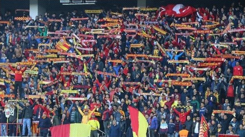 Taraftar Kötü Sonuçlar Nedeniyle Yönetime, Teknik Heyete Ve Futbolculara Dava Açtı