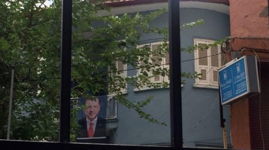 İyi Parti İl Başkanı&rsquo;nın İş Yerinin Balkonuna &ldquo;erdoğan Posteri&rdquo; Asıldı