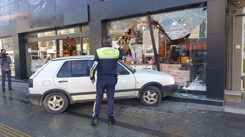 Mağazanın Camına &Ccedil;arparak Durdu