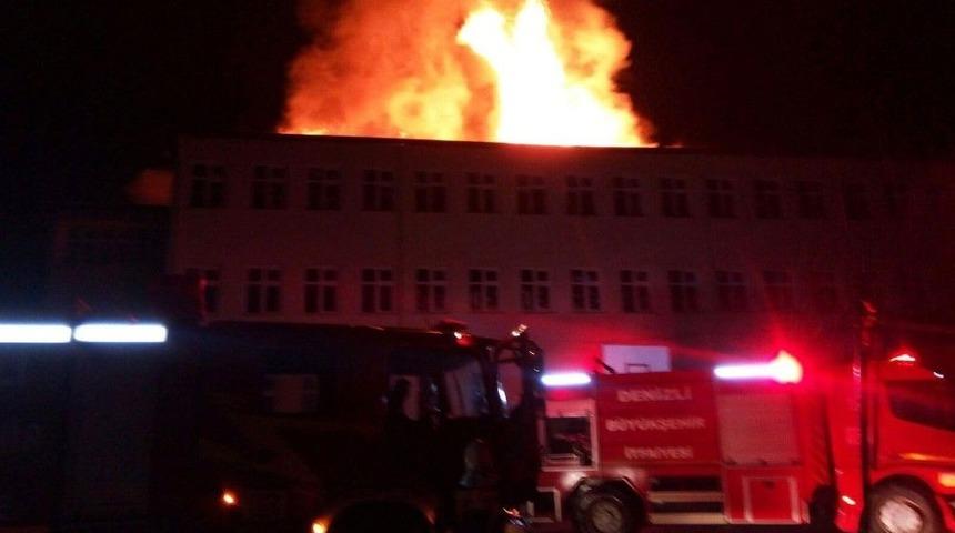 Okul &Ccedil;atısı D&uuml;şen Yıldırım İle Alev Aldı