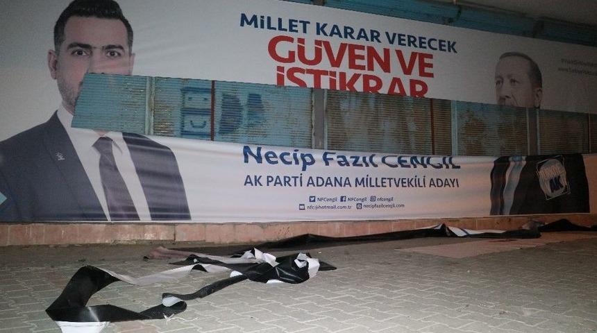 Kimliği Belirsiz Kişiler Ak Parti Se&ccedil;im Pankartını Yırttı