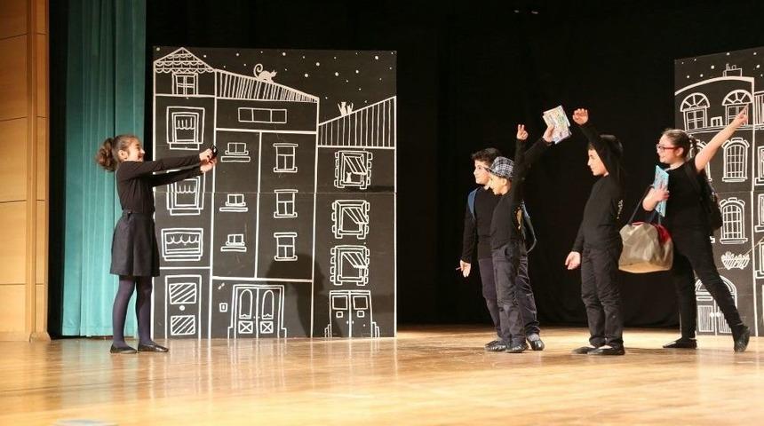 Tiyatro At&ouml;lyeleri &Ccedil;ocuklarının D&ouml;nem Sonu G&ouml;sterisi