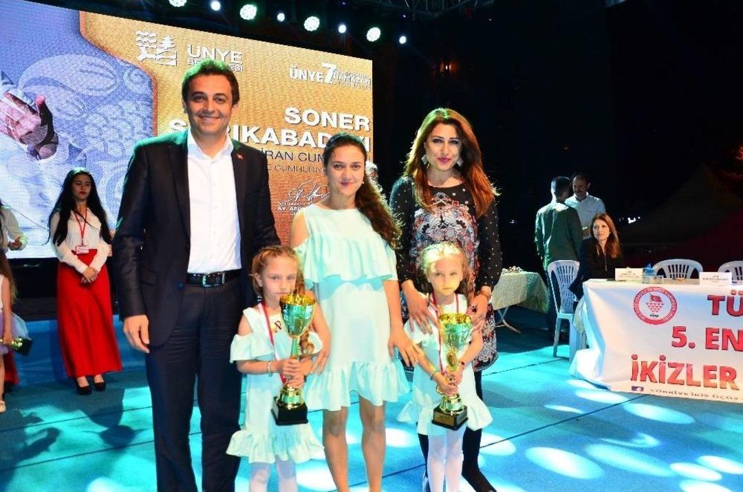 &Uuml;nye&rsquo;de En Benzer İkizler Yarışması