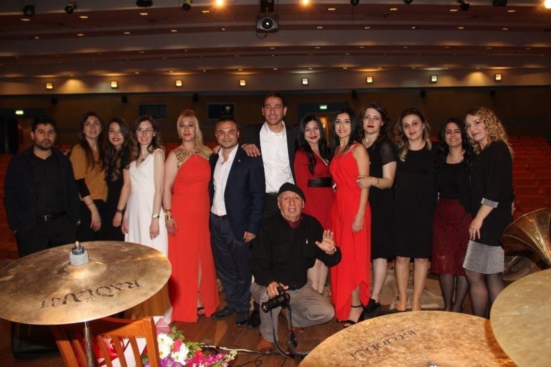 &Ouml;ğretmenler Engelli &Ouml;ğrenciler İ&ccedil;in Sahneye &Ccedil;ıktı