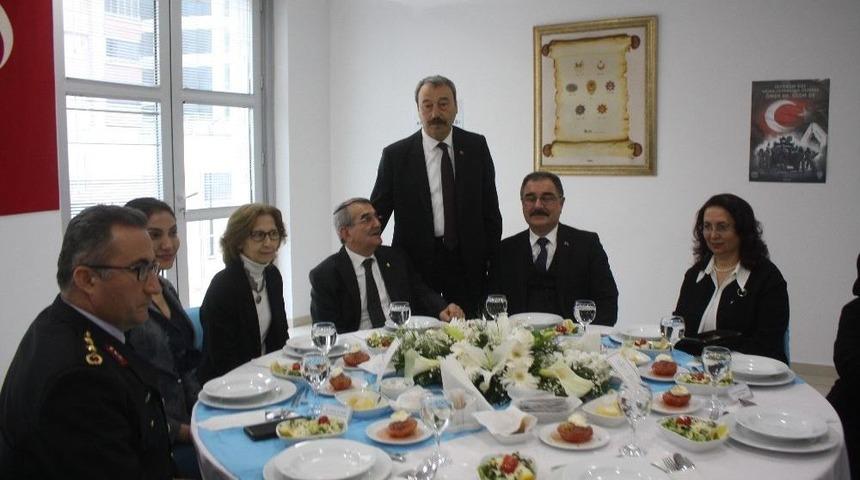 Bursa Emniyet M&uuml;d&uuml;r Ak Şehit Aileleri İle Yemek Yedi