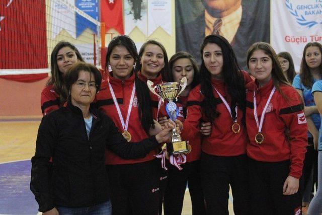 Karaman’da Kulüplerarası Voleybol Müsabakaları Sona Erdi