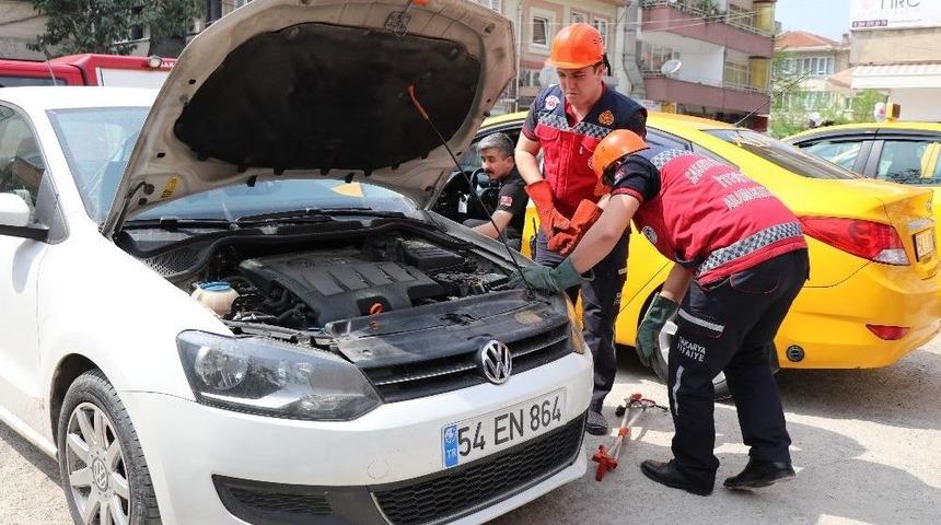 Motor Kısmında Yılan G&ouml;ren S&uuml;r&uuml;c&uuml; 1 Hafta Otomobiline Binemedi
