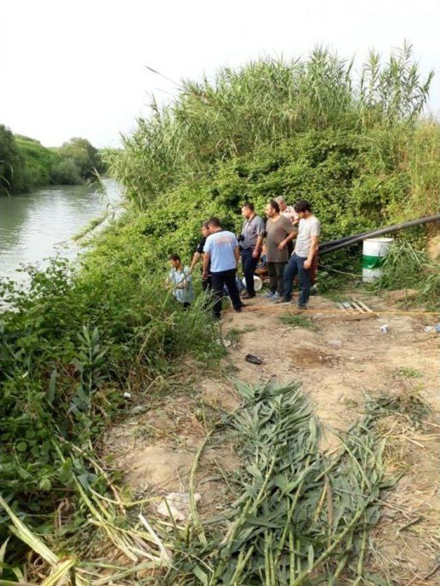 Kontrolden Çıkan Traktör Irmağa Yuvarlandı