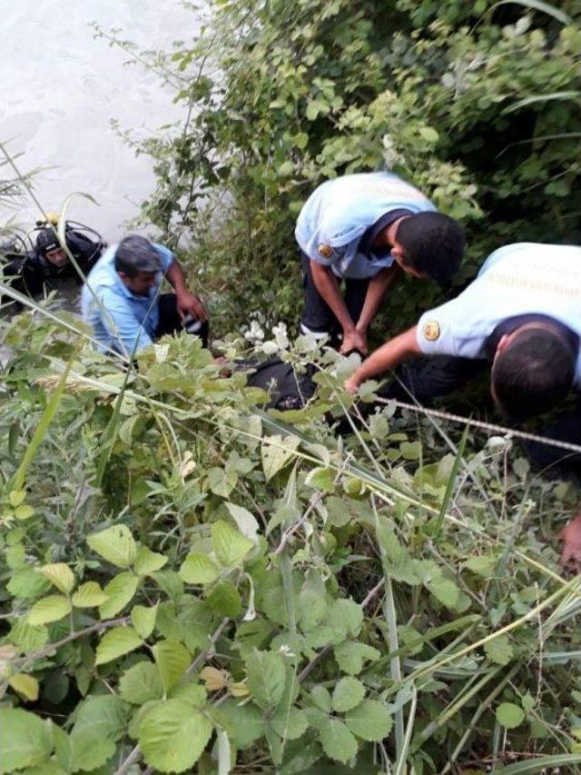 Kontrolden Çıkan Traktör Irmağa Yuvarlandı