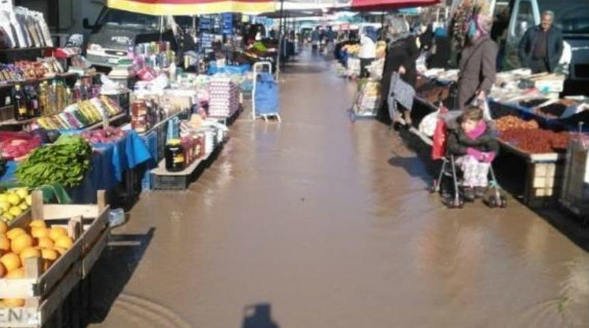 Sandıklı&rsquo;da Semt Pazarını Sel Bastı