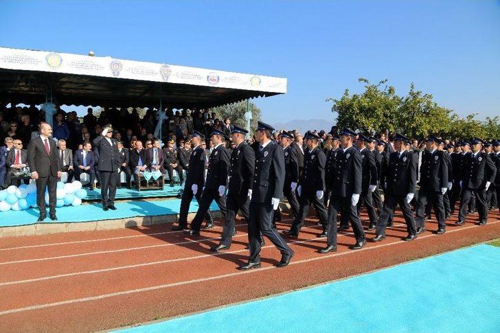 Başkan Özakcan, Polislerin Mezuniyet Heyecanına Ortak Oldu G4