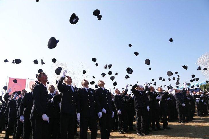 Başkan Özakcan, Polislerin Mezuniyet Heyecanına Ortak Oldu G5