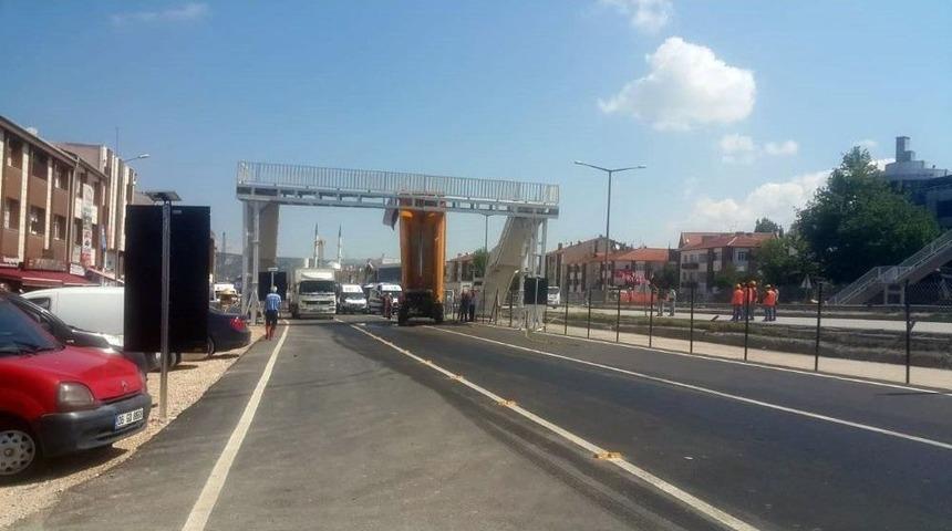 A&ccedil;ık Unutulan Kamyon Kasası &Uuml;st Ge&ccedil;ide &Ccedil;arptı, Yaralılar Var