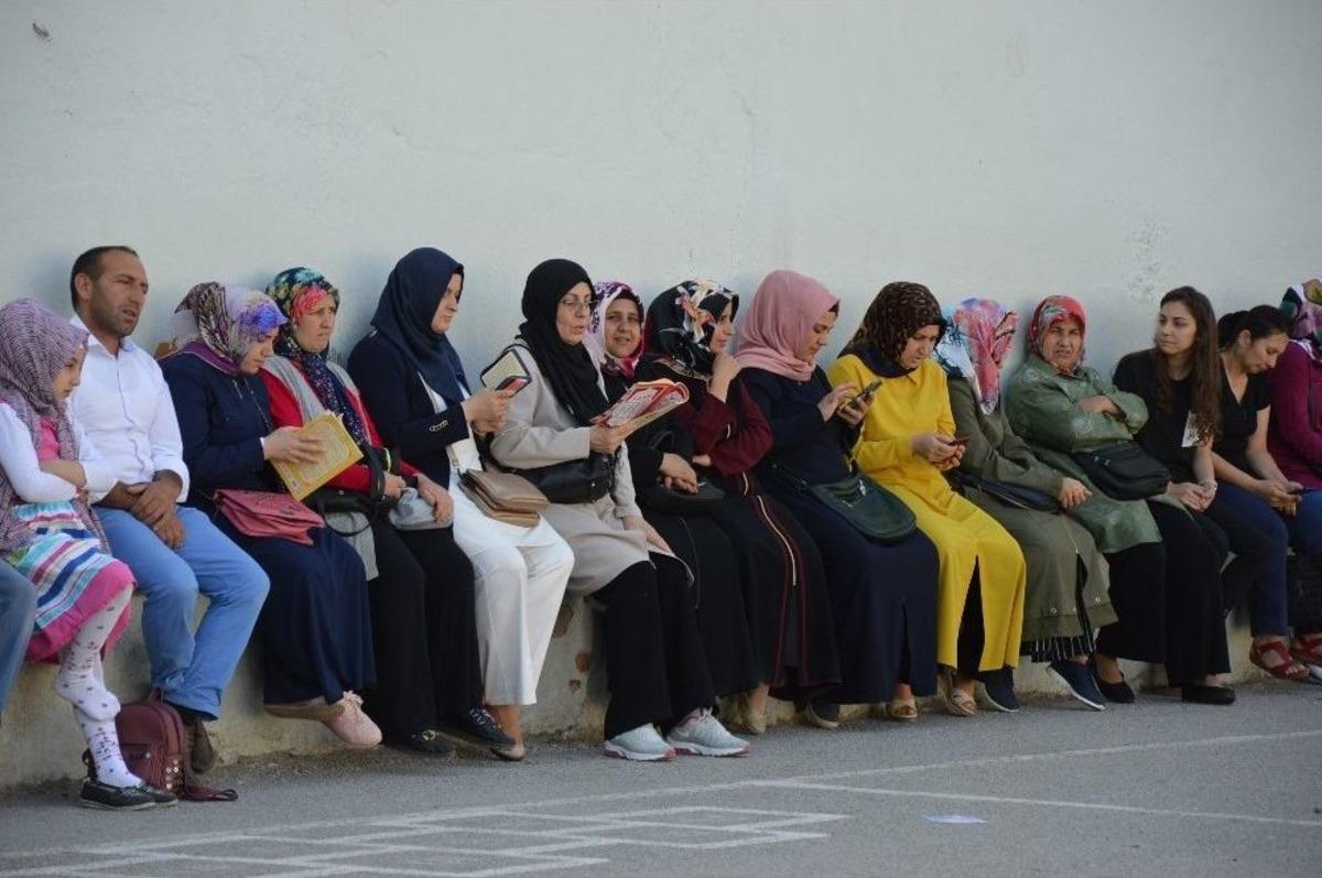 Lgs&rsquo;ye Giren &Ccedil;ocuklarına Dualarıyla Destek Oldular