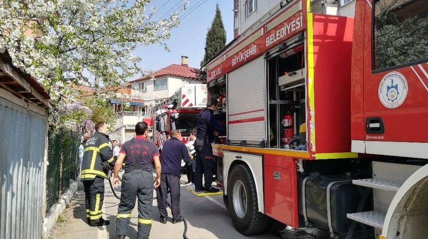 Mutfaktaki Yangını S&ouml;nd&uuml;rmek İsterken Hastanelik Oldu