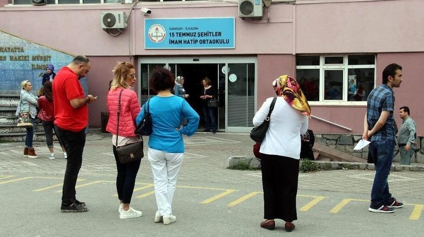 &Ouml;ğrenciler Sınavda, Veliler Dışarıda Ter D&ouml;kt&uuml;
