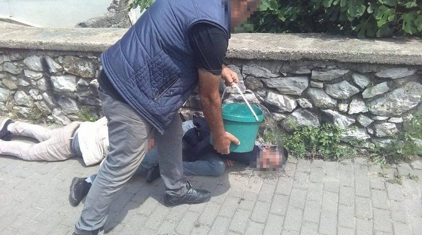 Uyuşturucu Madde Kullanan Gen&ccedil;leri Vatandaşlar, Su Dolu Kovayla Ayılttı