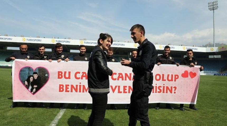 Polis Haftası Etkinliğinde İlginç Evlilik Teklifi