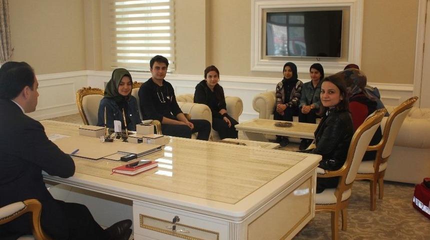 &Ouml;ğrencilerden Masa Başında Sağlık Hizmeti