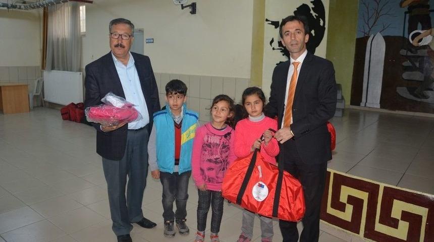 Suriyeli 84 &Ouml;ğrenciye Giyim Yardımı