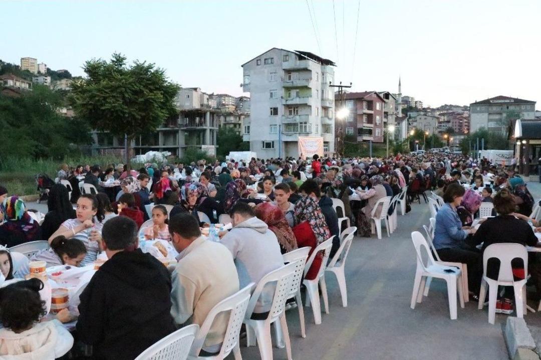 G&uuml;l&uuml;&ccedil; Belediyesi 2 Bin Kişiye İftar Verdi