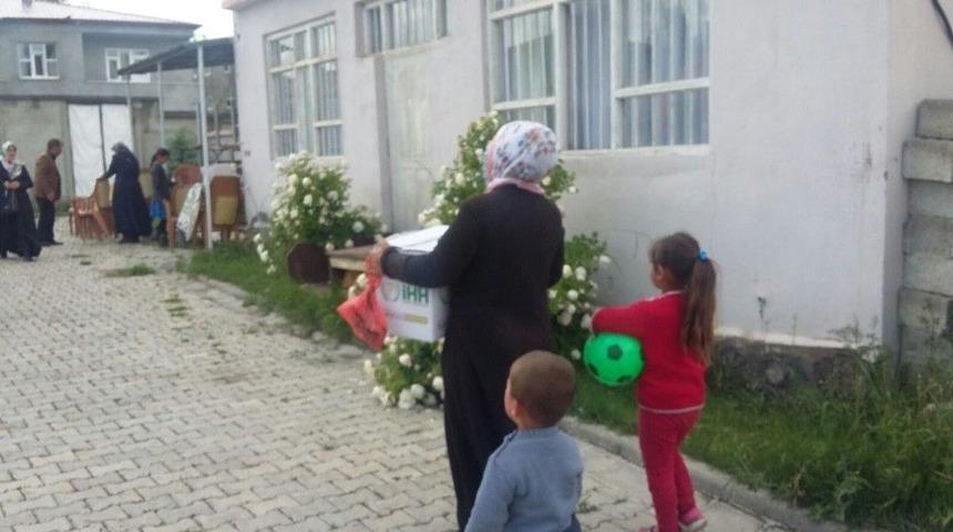 Ağrı İhh İhtiya&ccedil; Sahibi Ailelere Gıda Dağıttı