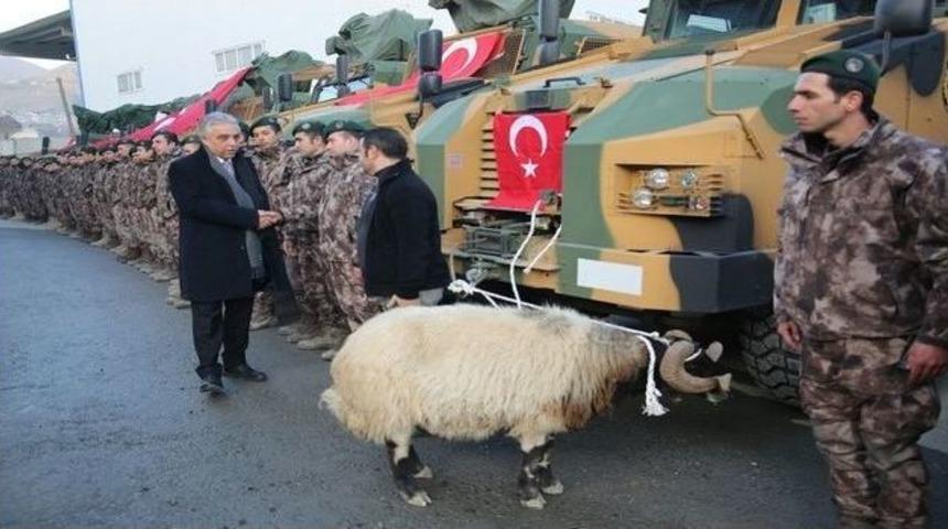 Hakkari Emniyetine Yeni Alınan Zırhlı Ara&ccedil;lar Hizmete Sunuldu