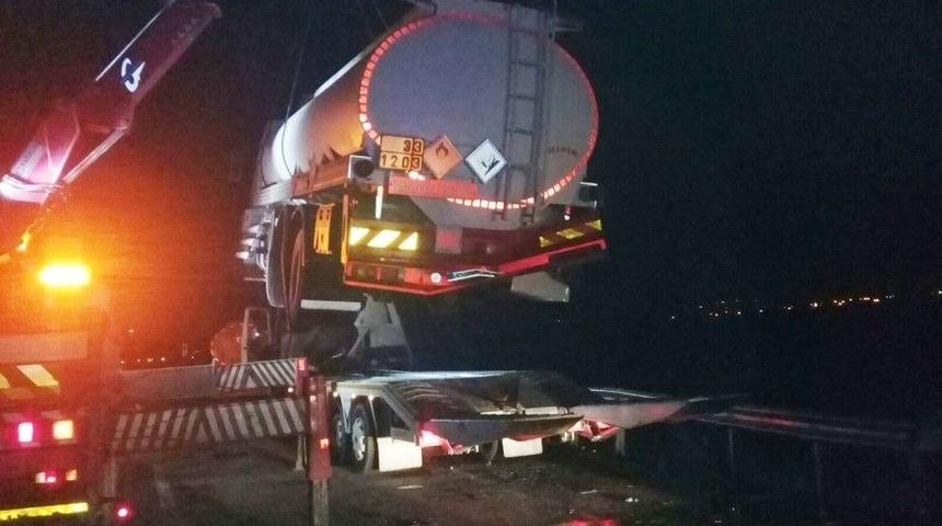 Lastiği Patlayan Tanker Tıra &Ccedil;arptı: 1 Yaralı