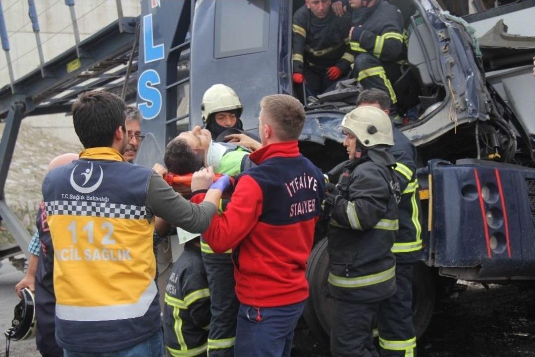 Tem&lsquo;deki Kazada 5 Ara&ccedil; Birbirine Girdi: 4 Yaralı