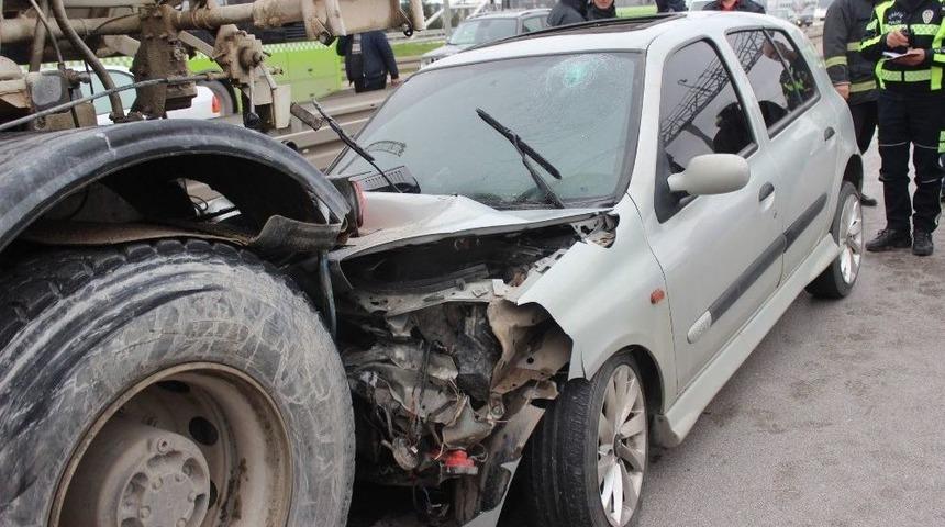 Makas Atan Otomobil S&uuml;r&uuml;c&uuml;s&uuml; Beton Mikserine &Ccedil;arptı: 1 Yaralı