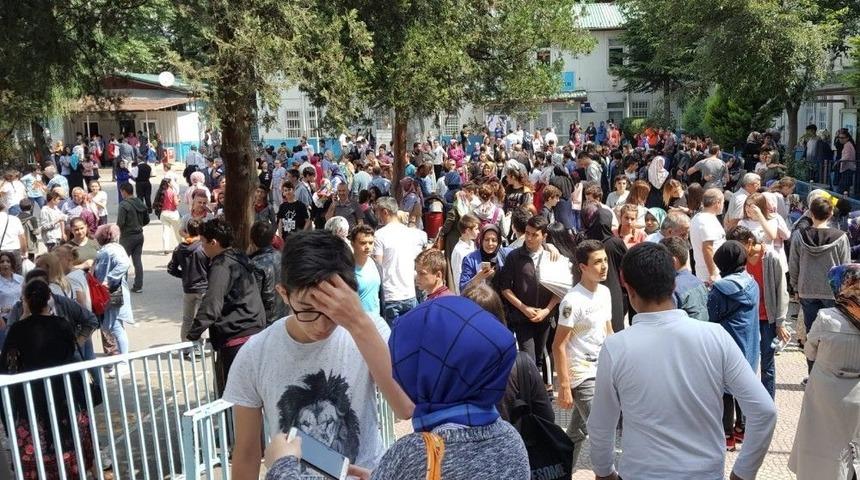 Lgs İçin Çocuklar İçeride, Aileler Dışarıda Ter Döktü