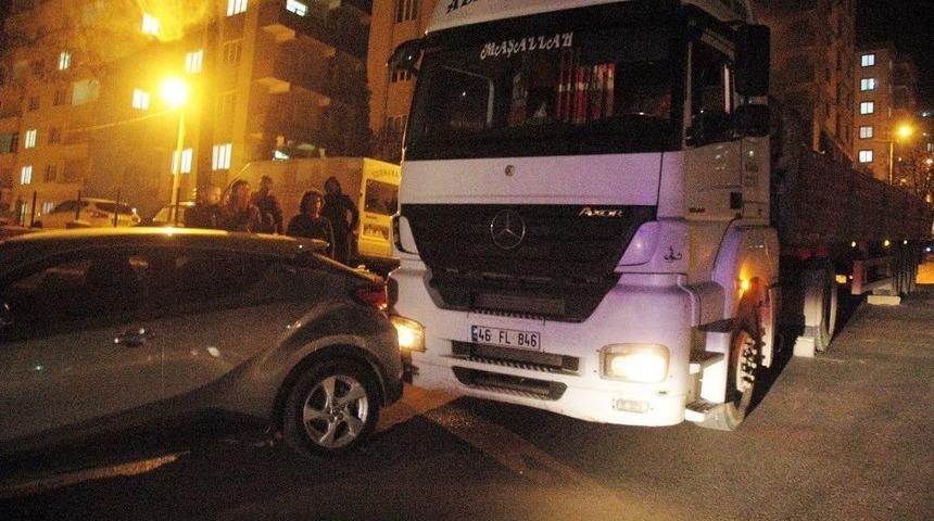 Freni Boşalan Tır Park Halindeki Otomobile &Ccedil;arptı