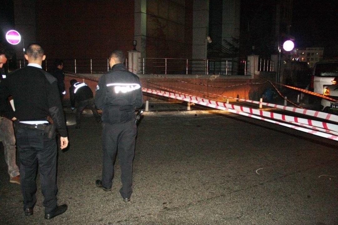 Kaldırımda Y&uuml;r&uuml;rken Maganda Kurşununun Hedefi Oldu