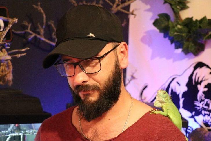 Kimsenin Yanına Yaklaşamadığı Vahşi Hayvanları Ofisinde Besliyor G2