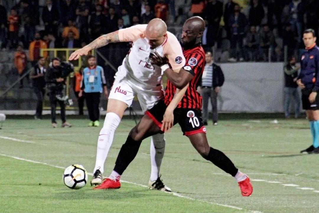 Spor Toto S&uuml;per Lig: Gen&ccedil;lerbirliği: - Galatasaray: (ilk Yarı)