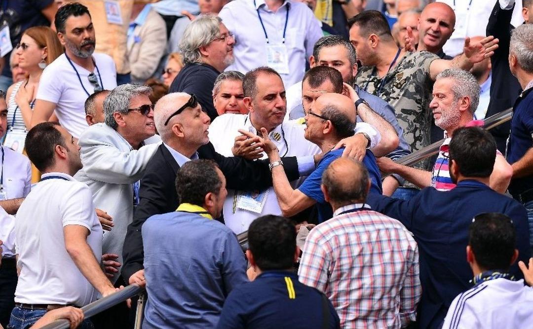 Fenerbah&ccedil;e Kongresi&rsquo;nde Gerginlik