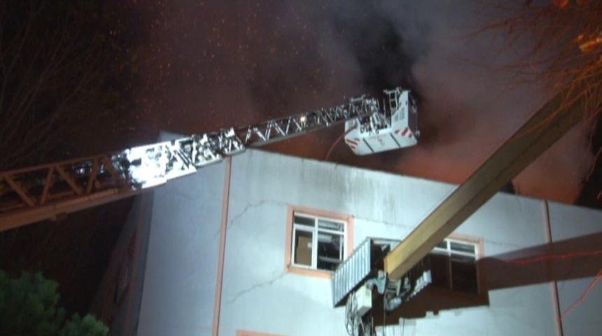 Mobilya Fabrikasının &Ccedil;atısı Alev Alev Yandı