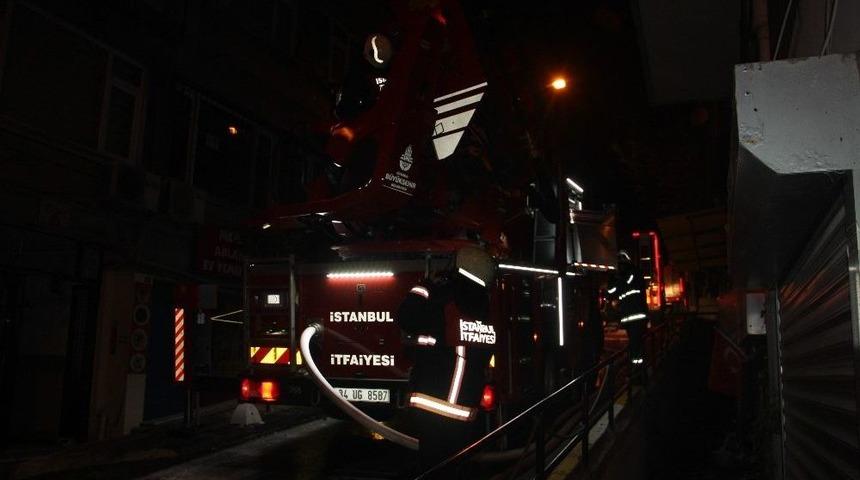 Şişli&rsquo;de &Ccedil;atıda &Ccedil;ıkan Yangın Kısa S&uuml;reli Paniğe Neden Oldu